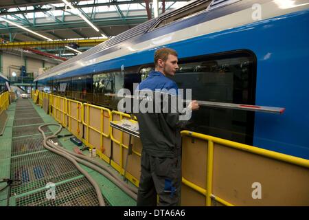 Vienne, Autriche. 12 Février, 2014. Nouveau train Railjet (Viaggio Comfort), créé pour les chemins de fer tchèques, est vu dans l'usine Siemens à Vienne, Autriche, le 12 février 2014. Les chemins de fer tchèques obtiendra les premiers nouveaux trains de Siemens à la fin d'avril et tous les sept trains devraient arriver en République tchèque en novembre de cette année. © Katerina Sulova/CTK Photo/Alamy Live News Banque D'Images