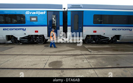 Vienne, Autriche. 12 Février, 2014. Nouveau train Railjet (Viaggio Comfort), créé pour les chemins de fer tchèques, est vu dans l'usine Siemens à Vienne, Autriche, le 12 février 2014. Les chemins de fer tchèques obtiendra les premiers nouveaux trains de Siemens à la fin d'avril et tous les sept trains devraient arriver en République tchèque en novembre de cette année. © Katerina Sulova/CTK Photo/Alamy Live News Banque D'Images