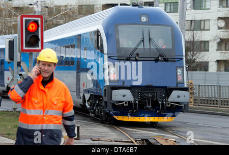 Vienne, Autriche. 12 Février, 2014. Nouveau train Railjet (Viaggio Comfort), créé pour les chemins de fer tchèques, est vu dans l'usine Siemens à Vienne, Autriche, le 12 février 2014. Les chemins de fer tchèques obtiendra les premiers nouveaux trains de Siemens à la fin d'avril et tous les sept trains devraient arriver en République tchèque en novembre de cette année. © Katerina Sulova/CTK Photo/Alamy Live News Banque D'Images