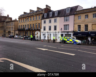 Oxford, Oxfordshire, UK. Feb 13, 2014. Juste après 10h l'office de recrutement de l'armée à Saint Giles Street à Oxford a été évacué en raison d'une menace à la bombe. La police à l'aide de ruban isolant immeubles et places de parking à côté de l'office alors qu'il était en train d'être inspectés. Un chargé de recrutement dit que c'était le 4ème bureau d'avoir une menace à la bombe. Credit : Sidney Bruere/Alamy Live News Banque D'Images