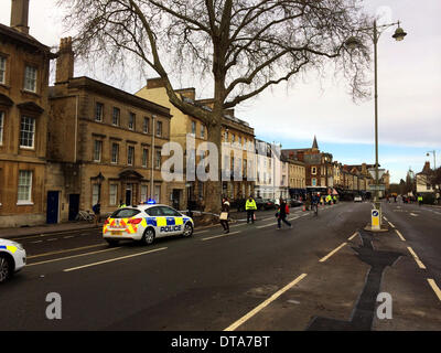 Oxford, Oxfordshire, UK. Feb 13, 2014. Juste après 10h l'office de recrutement de l'armée à Saint Giles Street à Oxford a été évacué en raison d'une menace à la bombe. La police à l'aide de ruban isolant immeubles et places de parking à côté de l'office alors qu'il était en train d'être inspectés. Un chargé de recrutement dit que c'était le 4ème bureau d'avoir une menace à la bombe. Credit : Sidney Bruere/Alamy Live News Banque D'Images