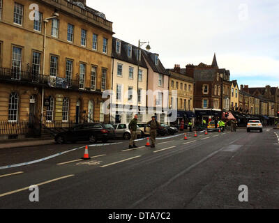 Oxford, Oxfordshire, UK. Feb 13, 2014. Juste après 10h l'office de recrutement de l'armée à Saint Giles Street à Oxford a été évacué en raison d'une menace à la bombe. La police à l'aide de ruban isolant immeubles et places de parking à côté de l'office alors qu'il était en train d'être inspectés. Un chargé de recrutement dit que c'était le 4ème bureau d'avoir une menace à la bombe. Credit : Sidney Bruere/Alamy Live News Banque D'Images