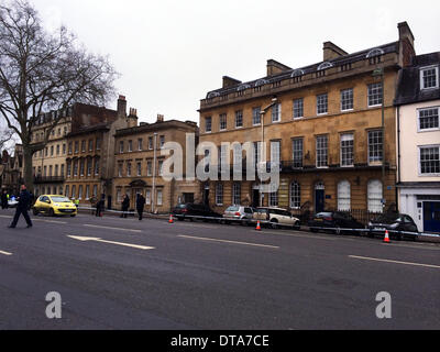 Oxford, Oxfordshire, UK. Feb 13, 2014. Juste après 10h l'office de recrutement de l'armée à Saint Giles Street à Oxford a été évacué en raison d'une menace à la bombe. La police à l'aide de ruban isolant immeubles et places de parking à côté de l'office alors qu'il était en train d'être inspectés. Un chargé de recrutement dit que c'était le 4ème bureau d'avoir une menace à la bombe. Credit : Sidney Bruere/Alamy Live News Banque D'Images