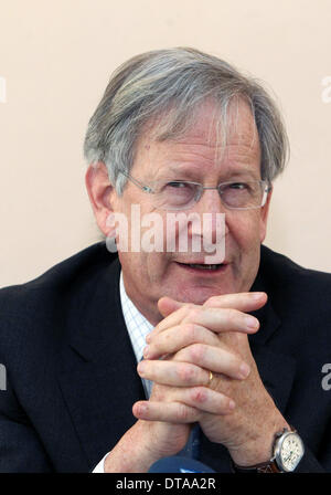 Leipzig, Allemagne. Feb 13, 2014. La chef d'orchestre Sir John Eliot Gardiner, discussions au cours d'une conférence de presse à l'Bachmuseum à Leipzig, Allemagne, 13 février 2014. Le chef de train, bien connu comme un spécialiste de la musique du 18ème siècle, a été nommé président de la Fondation Archives Bach. Photo : SEBASTIAN WILLNOW/dpa/Alamy Live News Banque D'Images