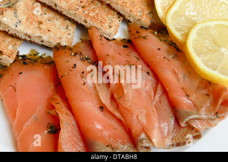 Tranches de saumon fumé avec toast et organisé un apéritif populaire Banque D'Images