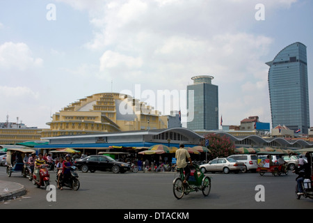 Deux nouveaux gratte-ciels modernes et sur la tour de marché central de Phnom Penh, Cambodge. Banque D'Images