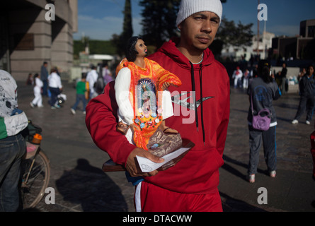 Un pèlerin est titulaire d'une image de Saint Juan Diego au pèlerinage à la basilique Notre-Dame de Guadalupe à Mexico Banque D'Images