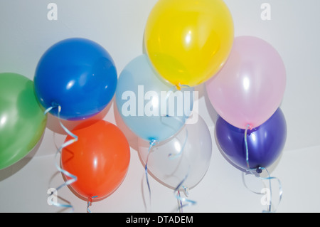 Ballons à l'hélium au plafond Banque D'Images