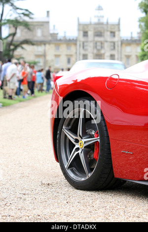 Un rouge 2013 Ferrari 458 Italia et roue arch en face de demeure seigneuriale en UK Banque D'Images