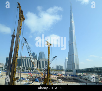 Les travaux de construction se déroulant près de la Burj Khalifa - le plus haut bâtiment du monde - à Dubaï, Émirats arabes unis. Banque D'Images