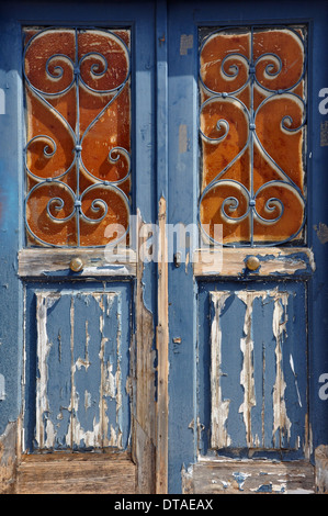 Vieille porte en bois avec vintage metal frame pattern et texture peinture écaillée. Banque D'Images