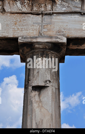 Détail de la colonne dorique et a disparu à l'inscription à la porte d'Athéna Archegetis. Agora romaine, Athènes Grèce. Banque D'Images