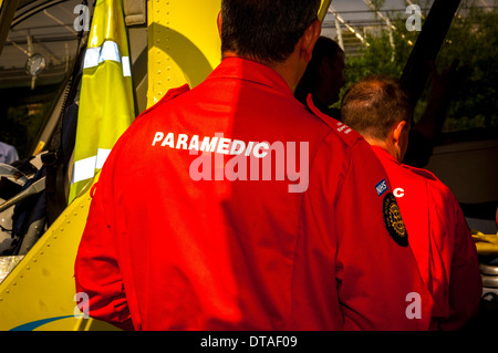 Vue arrière des ambulanciers ambulanciers paramédicaux masculins de Yorkshire Air. Banque D'Images