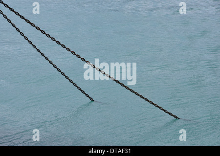 L'ancrage du navire rouillé immergé dans l'eau de mer fond abstrait. Banque D'Images