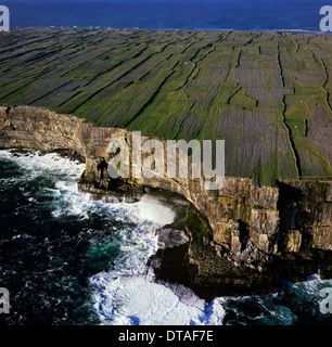 Image Vintage vers 1970 : Mer et falaises sauvages, l'Inishmore Island, les îles d'Aran, au large de comté de Galway, Irlande Banque D'Images