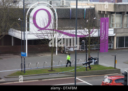 Slough, Berkshire, Royaume-Uni. Feb 13, 2014. Les bureaux de recrutement de l'armée a évacué après une alerte à la bombe. Photo montre début de cordon de police à l'extérieur du centre commercial à côté d'un Queensmere4 Crédit : Kevin Day/Alamy Live News Banque D'Images