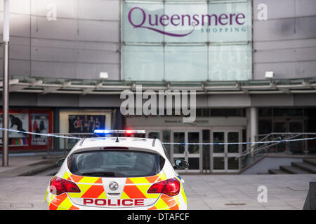 Slough, Berkshire, Royaume-Uni. Feb 13, 2014. Les bureaux de recrutement de l'armée a évacué après une alerte à la bombe. Photo montre cordon de police en place à l'extérieur de Queensmere shopping center Crédit : Kevin Day/Alamy Live News Banque D'Images