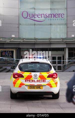 Slough, Berkshire, Royaume-Uni. Feb 13, 2014. Les bureaux de recrutement de l'armée a évacué après une alerte à la bombe. Photo montre cordon de police en place à l'extérieur de Queensmere shopping center Crédit : Kevin Day/Alamy Live News Banque D'Images