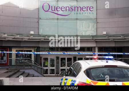 Slough, Berkshire, Royaume-Uni. Feb 13, 2014. Les bureaux de recrutement de l'armée a évacué après une alerte à la bombe. Photo montre cordon de police en place à l'extérieur de Queensmere shopping center Crédit : Kevin Day/Alamy Live News Banque D'Images