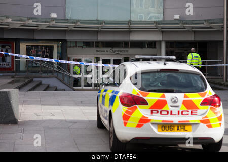 Slough, Berkshire, Royaume-Uni. Feb 13, 2014. Les bureaux de recrutement de l'armée a évacué après une alerte à la bombe. Photo montre cordon de police en place à l'extérieur de Queensmere shopping center Crédit : Kevin Day/Alamy Live News Banque D'Images