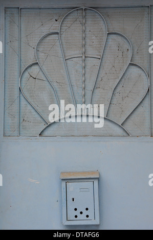 Boîte aux lettres rouillée et vintage metal porte avec motif soleil abstrait. Banque D'Images