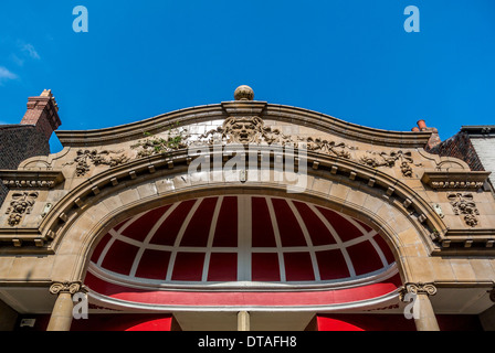 Façade ornée d'un magasin de classe II à Fossgate, York. Banque D'Images