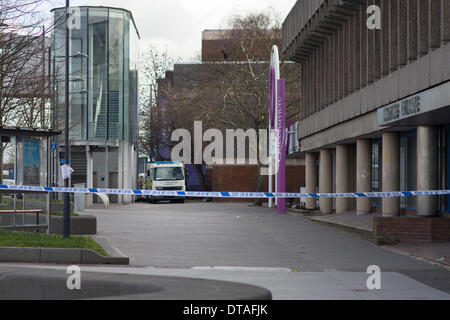 Slough, Berkshire, Royaume-Uni. Feb 13, 2014. Les bureaux de recrutement de l'armée a évacué après une alerte à la bombe. Photo montre RLC Bomb Disposal unité arrive à scene Crédit : Kevin Day/Alamy Live News Banque D'Images