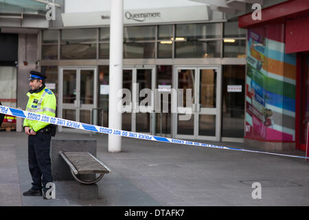 Slough, Berkshire, Royaume-Uni. Feb 13, 2014. Les bureaux de recrutement de l'armée a évacué après une alerte à la bombe. Photo montre cordon de police en place à l'extérieur de Queensmere shopping center Crédit : Kevin Day/Alamy Live News Banque D'Images