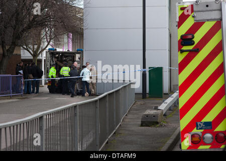 Slough, Berkshire, Royaume-Uni. Feb 13, 2014. Les bureaux de recrutement de l'armée a évacué après une alerte à la bombe. L'image montre l'unité de neutralisation des bombes RLC discuter avec la police locale à crédit : scène Kevin Day/Alamy Live News Banque D'Images