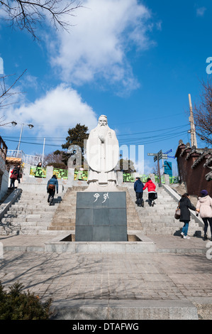 Statue de Confucius dans le quartier chinois d'Incheon, Corée du Sud. Banque D'Images