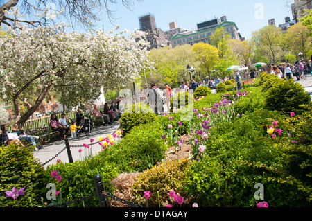 Un jour de printemps ensoleillé à Washington Square Park, à Manhattan, New York City, USA Banque D'Images