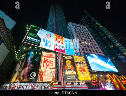 Des panneaux publicitaires par nuit sur la 7e Avenue à Times Square, New York City USA Banque D'Images