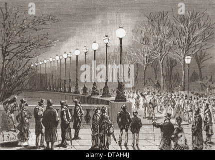 La foule admirant les lumières électriques sur les quais de Victoria, Londres, Angleterre au xixe siècle. Banque D'Images