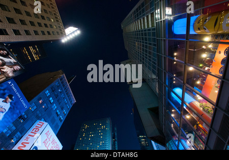 7Th Avenue by night, Times Square New York City USA Banque D'Images
