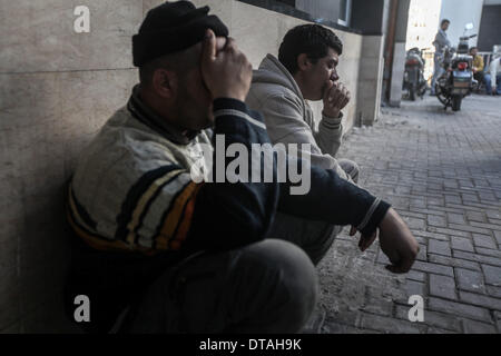 Gaza, Territoires palestiniens. Feb 13, 2014. Les médecins palestiniens volant le corps d'Ibrahim Suleiman Mansour, 26 morts, par les forces de sécurité israéliennes à l'hôpital dans la ville de Gaza le 13 février 2014. Un Palestinien a été légèrement blessé jeudi et un autre est mort de blessures subies après les forces israéliennes ont tiré dans la tête dans la ville voisine de al-Montañar est de la ville de Gaza, porte-parole du ministère de la santé de Gaza a dit. Credit : Majdi Fathi/NurPhoto ZUMAPRESS.com/Alamy/Live News Banque D'Images