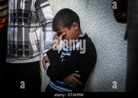 Gaza, Territoires palestiniens. Feb 13, 2014. Les médecins palestiniens volant le corps d'Ibrahim Suleiman Mansour, 26 morts, par les forces de sécurité israéliennes à l'hôpital dans la ville de Gaza le 13 février 2014. Un Palestinien a été légèrement blessé jeudi et un autre est mort de blessures subies après les forces israéliennes ont tiré dans la tête dans la ville voisine de al-Montañar est de la ville de Gaza, porte-parole du ministère de la santé de Gaza a dit. Credit : Majdi Fathi/NurPhoto ZUMAPRESS.com/Alamy/Live News Banque D'Images