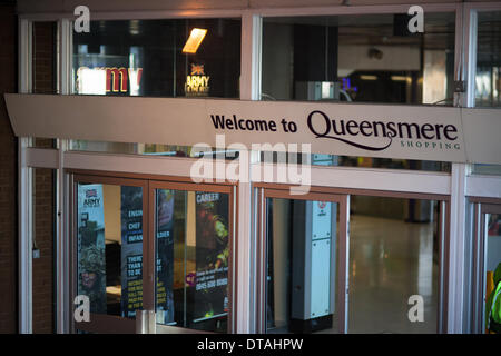 Slough, Berkshire, Royaume-Uni. Feb 13, 2014. Les bureaux de recrutement de l'armée a évacué après une alerte à la bombe. Les bureaux de recrutement de l'Armée photo montre l'intérieur Queensmere shopping center Crédit : Kevin Day/Alamy Live News Banque D'Images