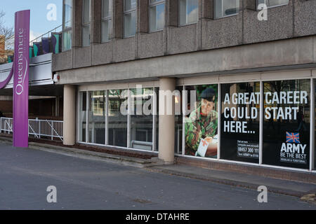 Slough, Berkshire, Royaume-Uni. Feb 13, 2014. Les bureaux de recrutement de l'armée a évacué après une alerte à la bombe. Les bureaux de recrutement de l'Armée photo montre l'intérieur Queensmere shopping center Crédit : Kevin Day/Alamy Live News Banque D'Images