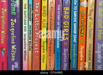Jacqueline Wilson livres pour enfants sur une étagère Banque D'Images