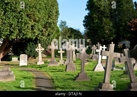 Cimetière de l'église paroissiale de St Mary et St Nicholas, Leatherhead, Surrey, England, UK Banque D'Images