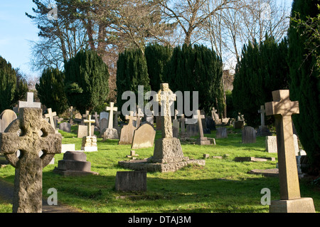 Cimetière de l'église paroissiale de St Mary et St Nicholas, Leatherhead, Surrey, England, UK Banque D'Images