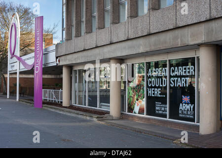 Slough, Berkshire, Royaume-Uni. Feb 13, 2014. Les bureaux de recrutement de l'armée a évacué après une alerte à la bombe. Les bureaux de recrutement de l'Armée photo montre l'intérieur Queensmere shopping center Crédit : Kevin Day/Alamy Live News Banque D'Images