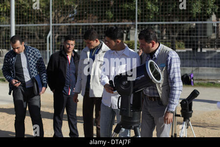 La ville de Gaza, bande de Gaza, territoire palestinien. Feb 13, 2014. Stand des étudiants palestiniens de nect un télescope au cours d'une formation pratique pour identifier l'astronome de taches de couleur et son impact, dans la ville de Gaza le 13 février 2014 Credit : Ashraf Amra/APA Images/ZUMAPRESS.com/Alamy Live News Banque D'Images