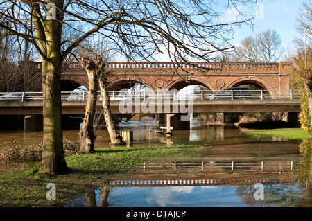 L'inondation de la rivière Mole de the Victorian pont de chemin de fer et le pont routier moderne, Leatherhead, Surrey, England, UK Banque D'Images