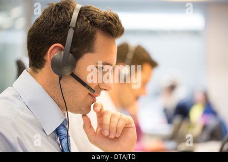 Portrait dans le micro dans le bureau de l'opérateur Banque D'Images