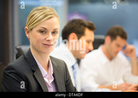 Portrait of a businesswoman smiling dans une réunion, à huis clos Banque D'Images