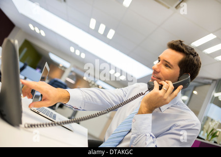 Businessman on phone dans Démarrage Banque D'Images