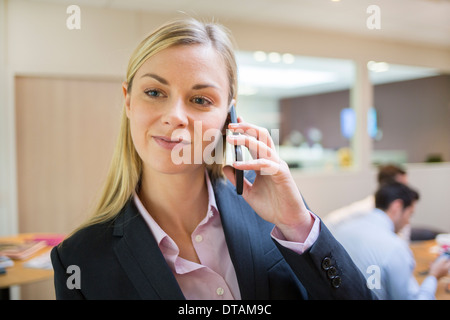 Businesswoman téléphonant à son bureau Banque D'Images