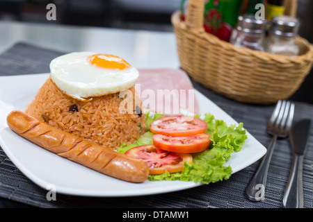 Riz frit américain avec des œufs et des saucisses de jambon Banque D'Images