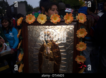 Un pèlerin est titulaire d'une image de la Vierge de Guadalupe décorées de fleurs au pèlerinage à La Basilique Notre Dame de Guadalupe Banque D'Images